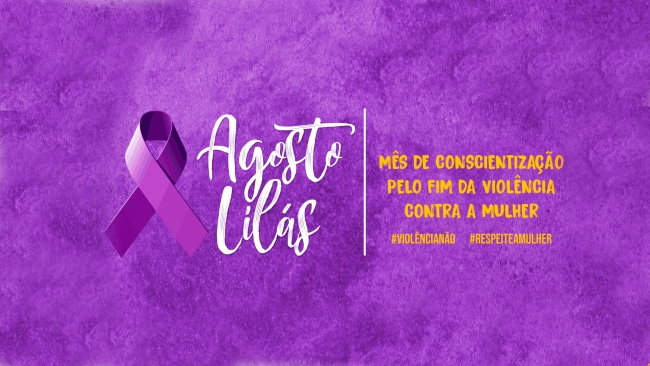é um laço roxo com escrista branca e amarela num retangulo roxo